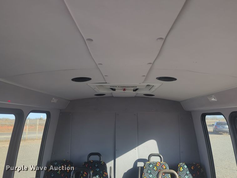 image for item ER1012 2008 Ford F350 Super Duty  shuttle bus