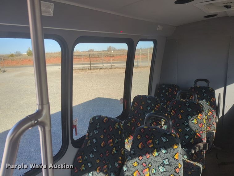 image for item ER1012 2008 Ford F350 Super Duty  shuttle bus