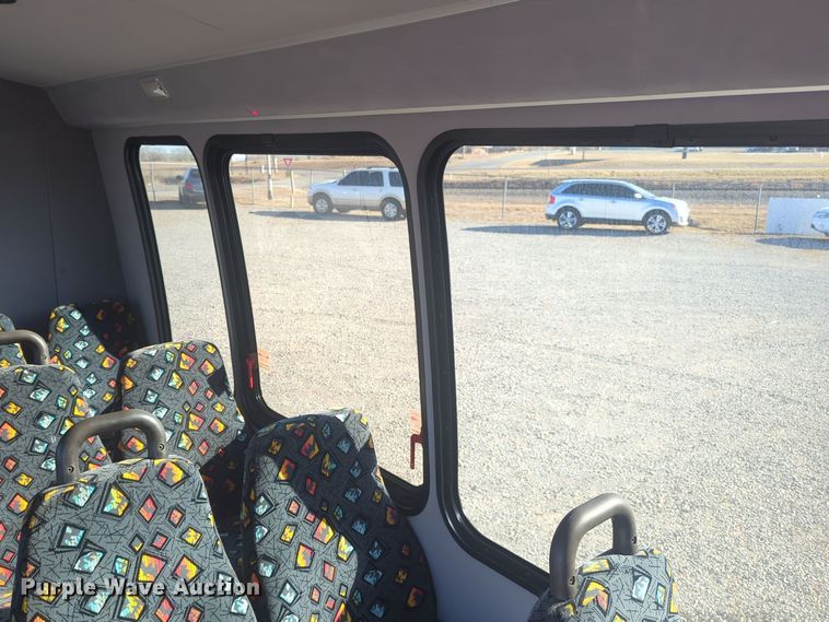 image for item ER1012 2008 Ford F350 Super Duty  shuttle bus