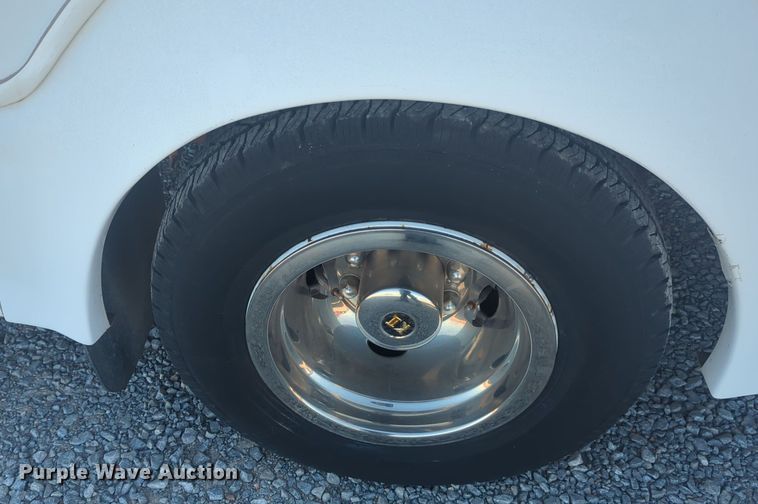 image for item ER1012 2008 Ford F350 Super Duty  shuttle bus