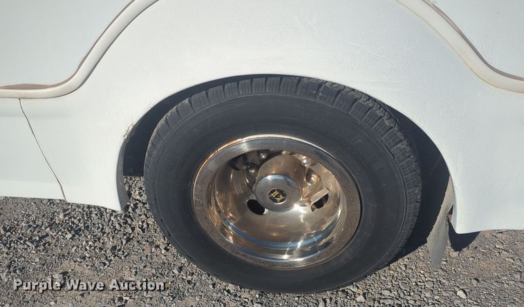 image for item ER1012 2008 Ford F350 Super Duty  shuttle bus