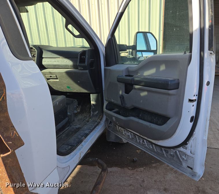 image for item ER5054 2017 Ford F450 Super Duty XL flatbed truck