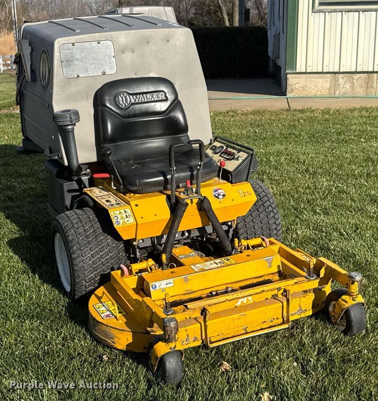 image for item LH9385 2016 Walker MT25I-11 ZTR lawn mower
