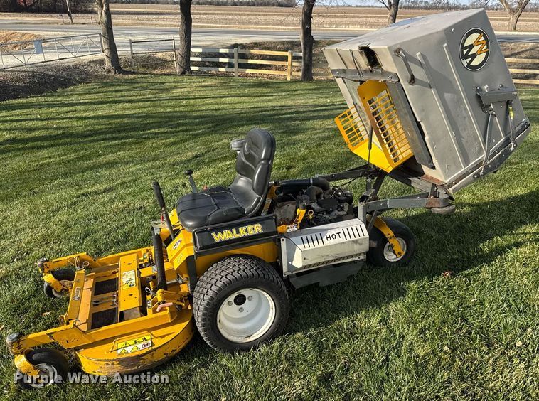 image for item LH9385 2016 Walker MT25I-11 ZTR lawn mower