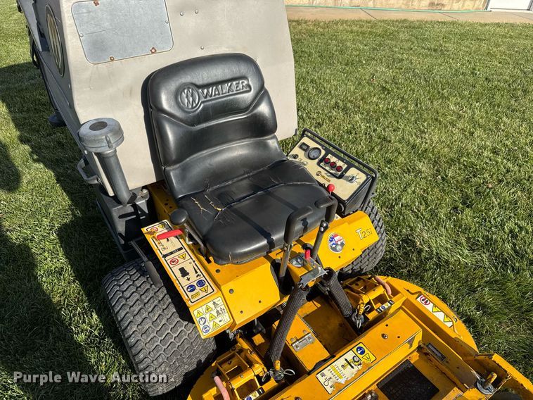 image for item LH9385 2016 Walker MT25I-11 ZTR lawn mower