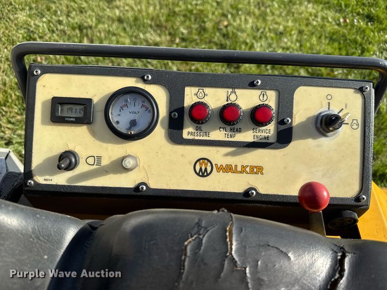image for item LH9385 2016 Walker MT25I-11 ZTR lawn mower
