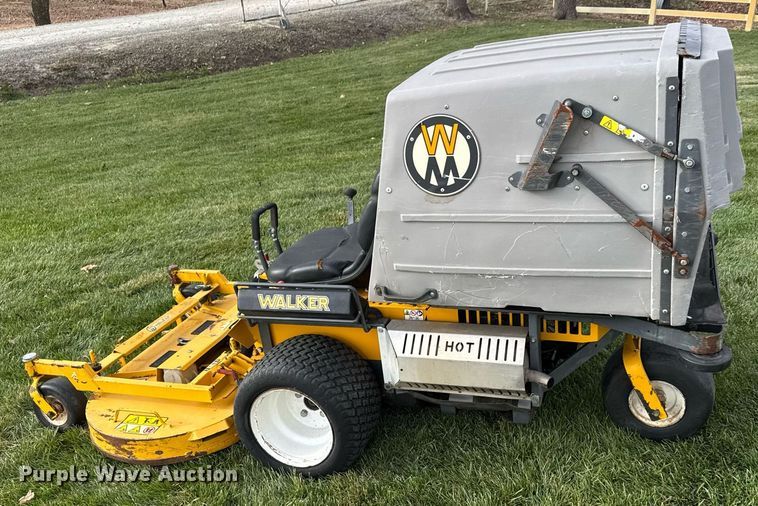 image for item LH9386 2014 Walker MT23-11 ZTR lawn mower