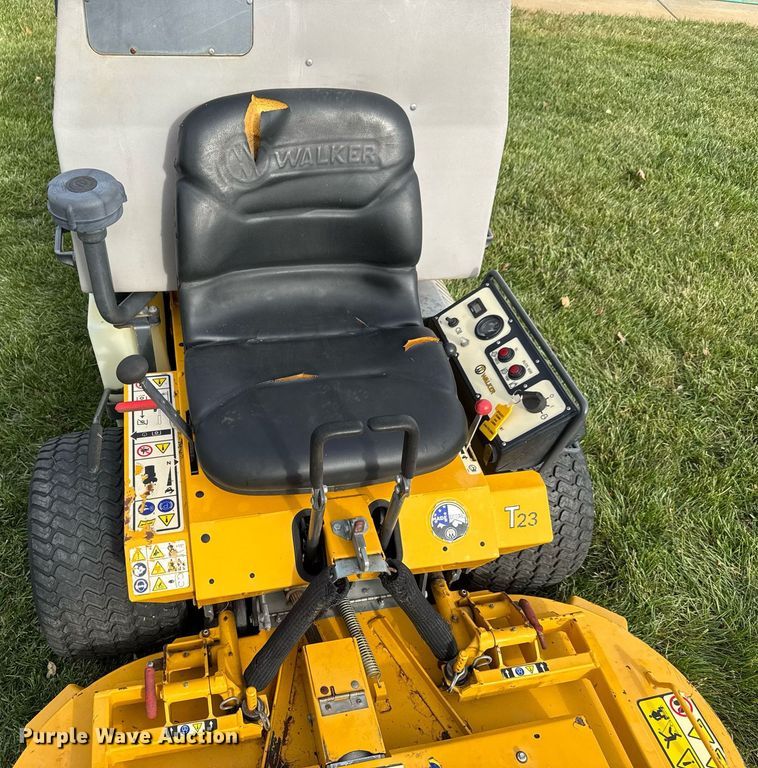 image for item LH9386 2014 Walker MT23-11 ZTR lawn mower