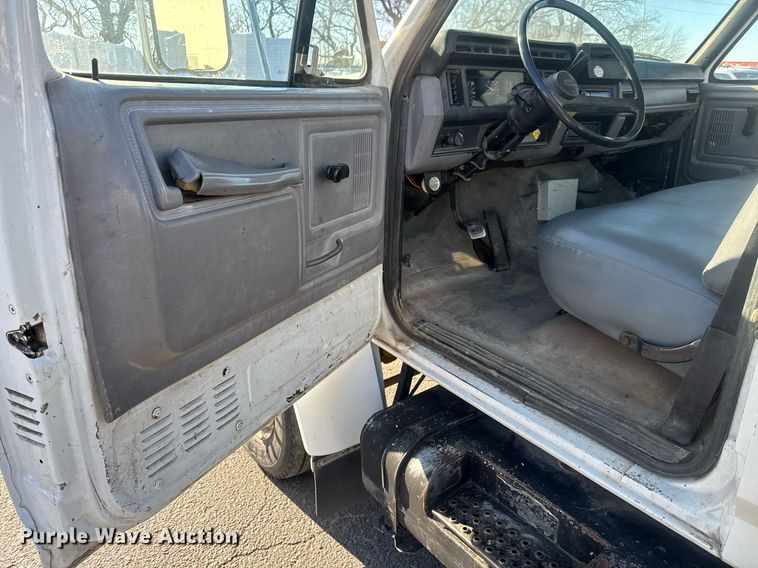 image for item LH9405 1998 Ford F800 flatbed truck