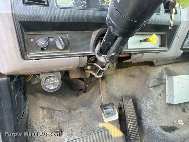 image for item LH9405 1998 Ford F800 flatbed truck