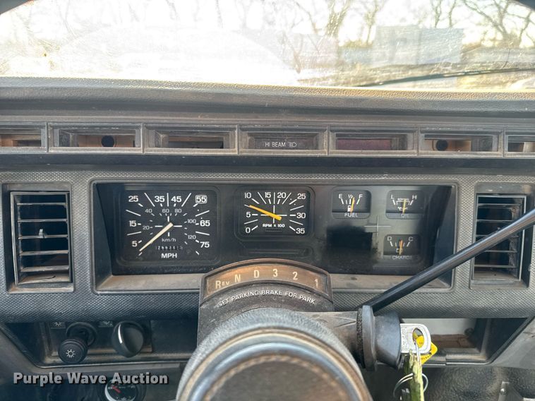 image for item LH9405 1998 Ford F800 flatbed truck