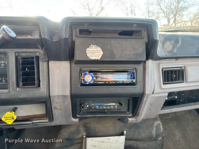 image for item LH9405 1998 Ford F800 flatbed truck