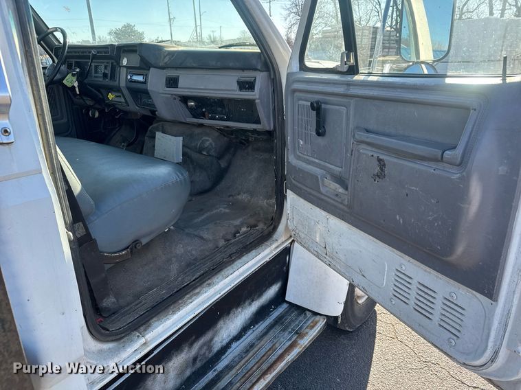 image for item LH9405 1998 Ford F800 flatbed truck