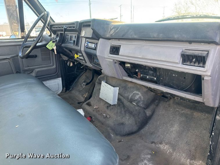 image for item LH9405 1998 Ford F800 flatbed truck