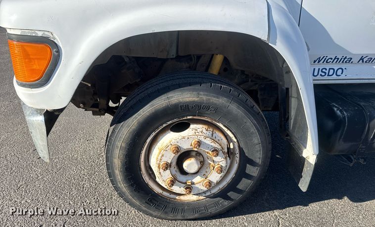 image for item LH9405 1998 Ford F800 flatbed truck