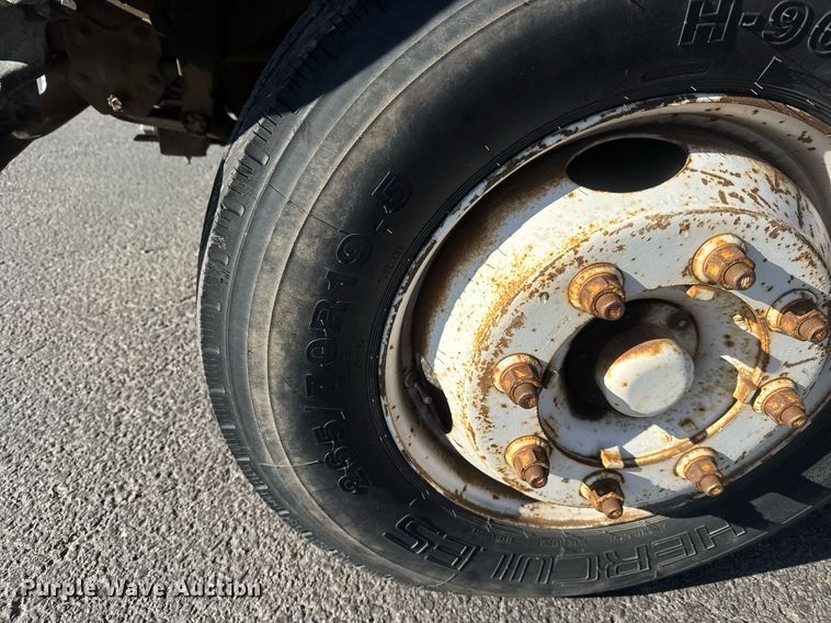 image for item LH9405 1998 Ford F800 flatbed truck