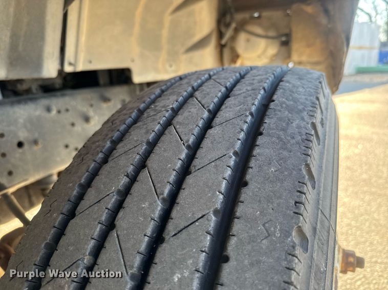 image for item LH9405 1998 Ford F800 flatbed truck