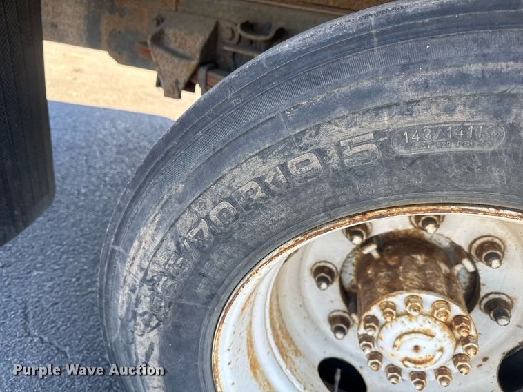 image for item LH9405 1998 Ford F800 flatbed truck