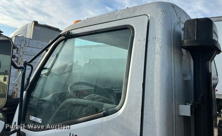 image for item NJ9725 1998 Mitsubishi FH211 flatbed truck