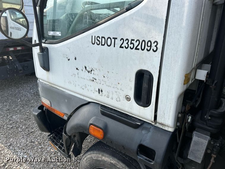 image for item NJ9725 1998 Mitsubishi FH211 flatbed truck