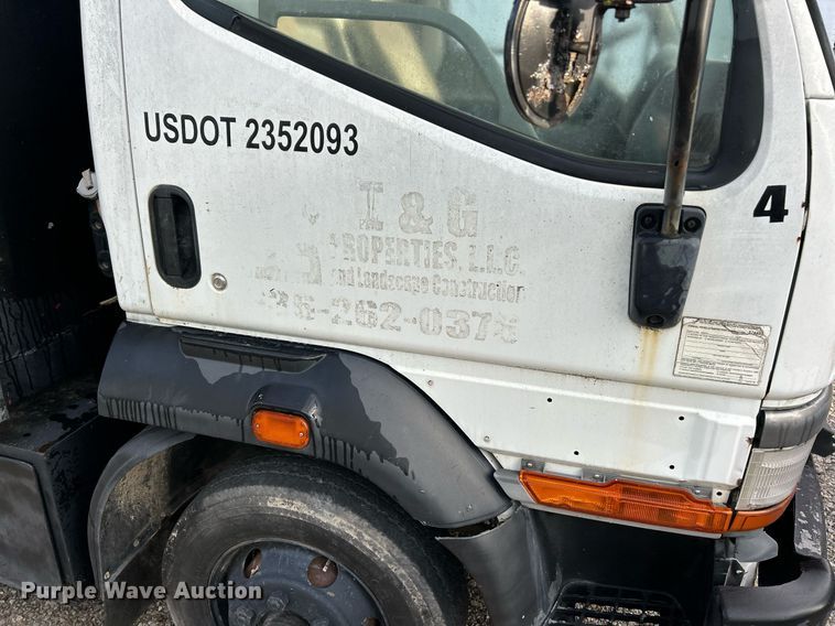 image for item NJ9725 1998 Mitsubishi FH211 flatbed truck