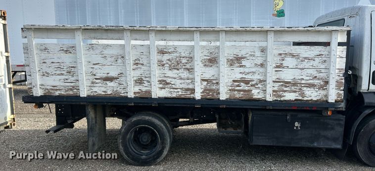 image for item NJ9725 1998 Mitsubishi FH211 flatbed truck