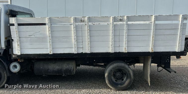 image for item NJ9725 1998 Mitsubishi FH211 flatbed truck