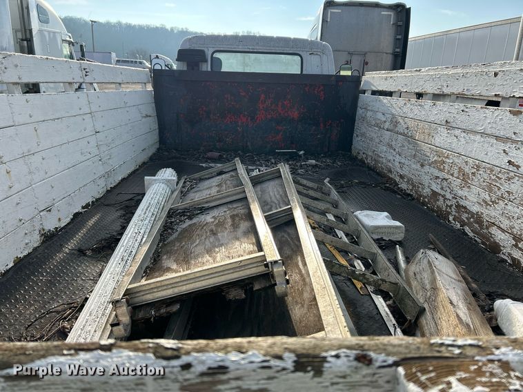 image for item NJ9725 1998 Mitsubishi FH211 flatbed truck