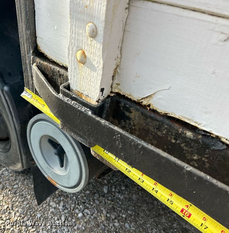 image for item NJ9725 1998 Mitsubishi FH211 flatbed truck