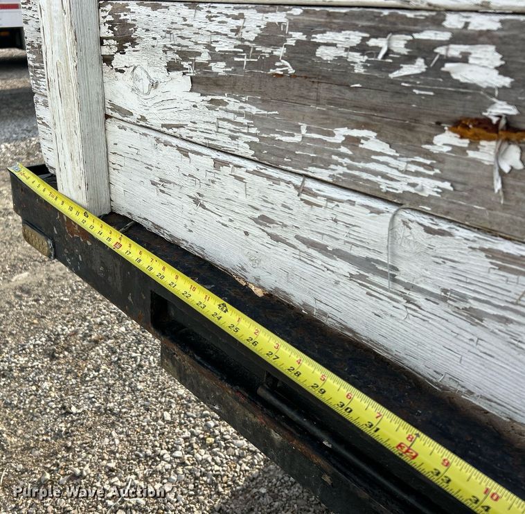 image for item NJ9725 1998 Mitsubishi FH211 flatbed truck