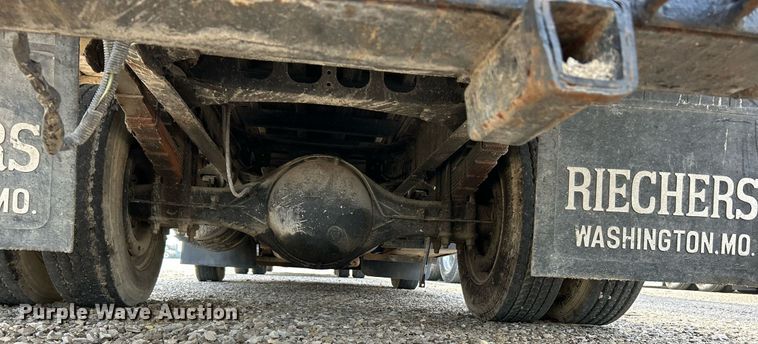 image for item NJ9725 1998 Mitsubishi FH211 flatbed truck