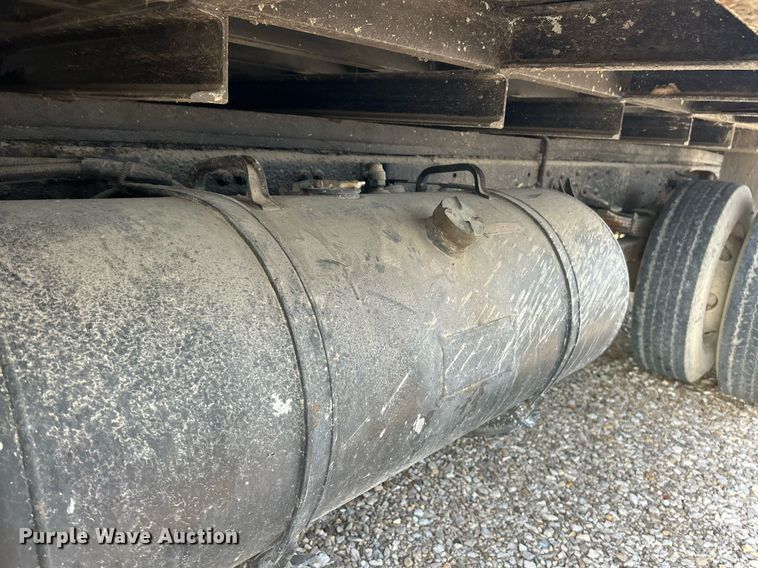 image for item NJ9725 1998 Mitsubishi FH211 flatbed truck