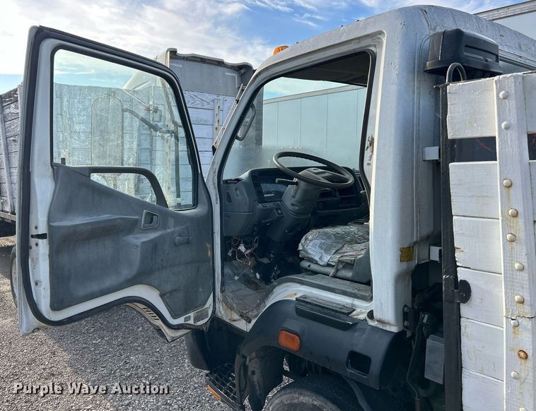 image for item NJ9725 1998 Mitsubishi FH211 flatbed truck