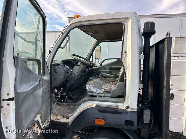 image for item NJ9725 1998 Mitsubishi FH211 flatbed truck