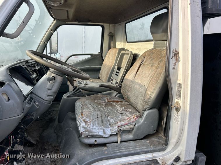 image for item NJ9725 1998 Mitsubishi FH211 flatbed truck