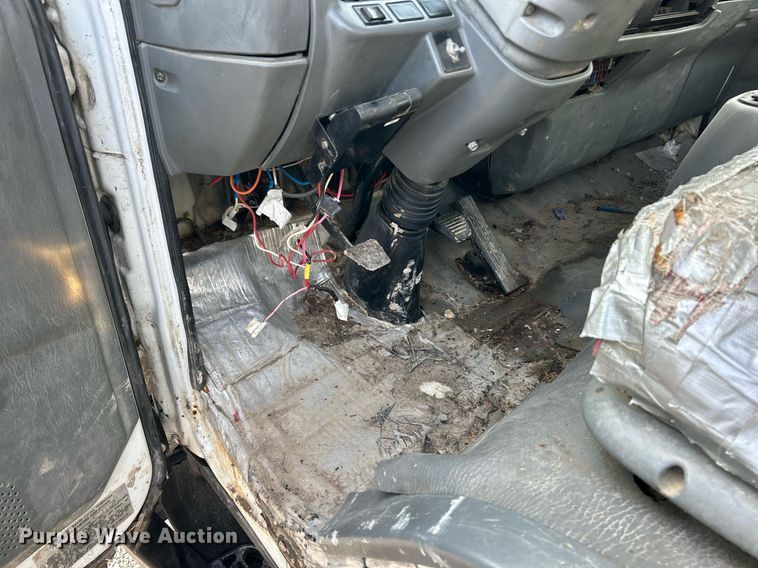 image for item NJ9725 1998 Mitsubishi FH211 flatbed truck