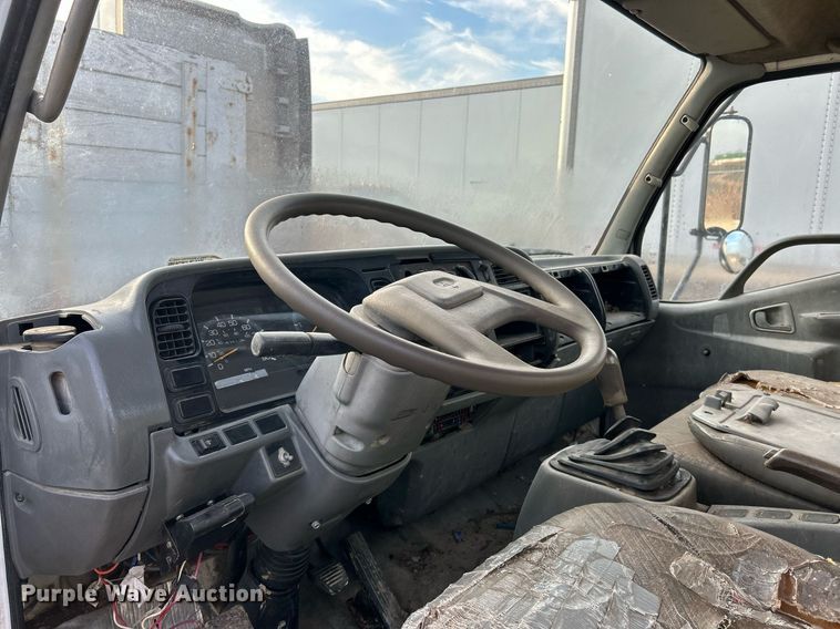 image for item NJ9725 1998 Mitsubishi FH211 flatbed truck