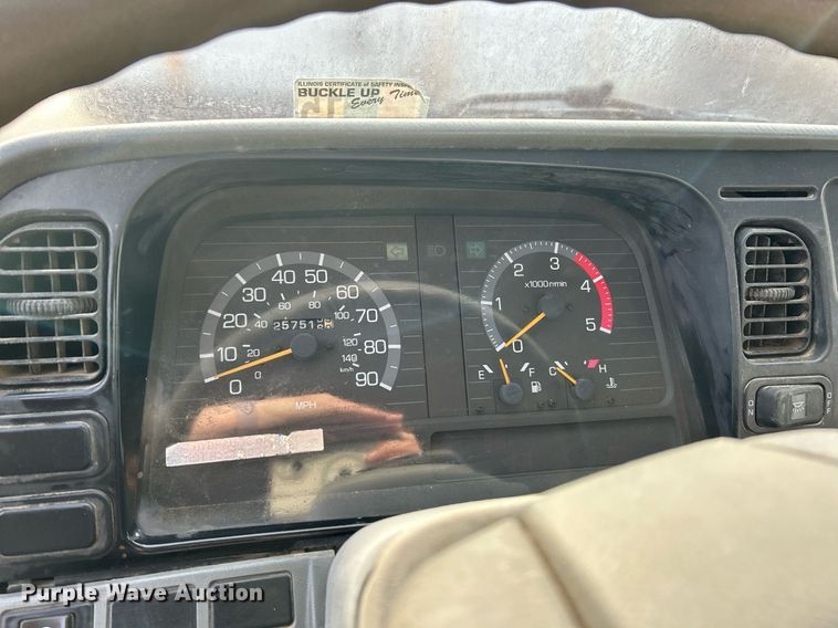 image for item NJ9725 1998 Mitsubishi FH211 flatbed truck