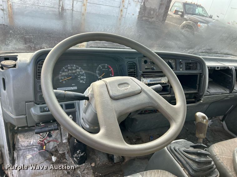 image for item NJ9725 1998 Mitsubishi FH211 flatbed truck