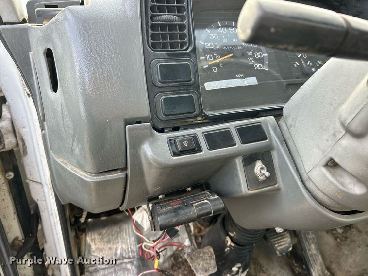 image for item NJ9725 1998 Mitsubishi FH211 flatbed truck