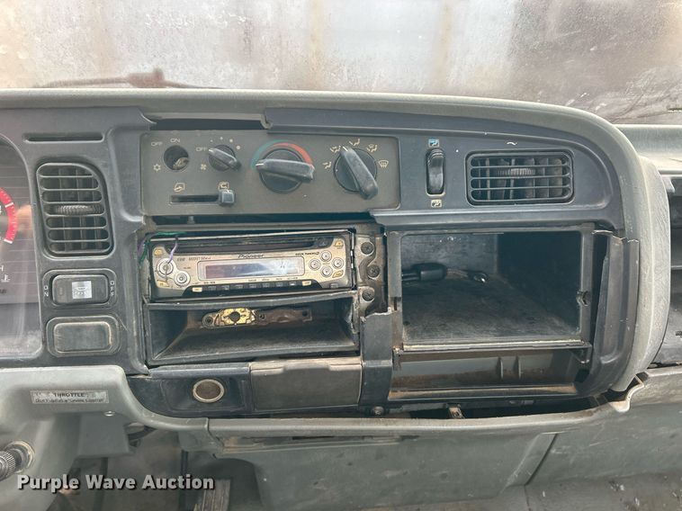 image for item NJ9725 1998 Mitsubishi FH211 flatbed truck