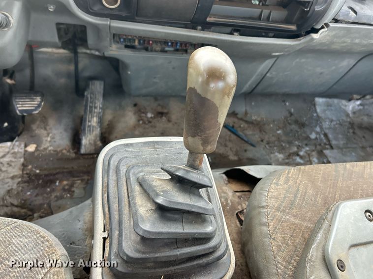 image for item NJ9725 1998 Mitsubishi FH211 flatbed truck