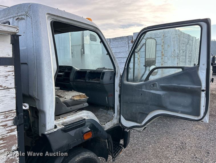 image for item NJ9725 1998 Mitsubishi FH211 flatbed truck