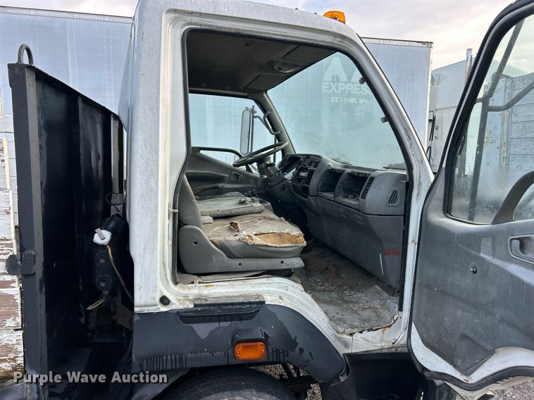 image for item NJ9725 1998 Mitsubishi FH211 flatbed truck