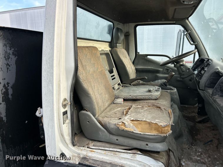 image for item NJ9725 1998 Mitsubishi FH211 flatbed truck