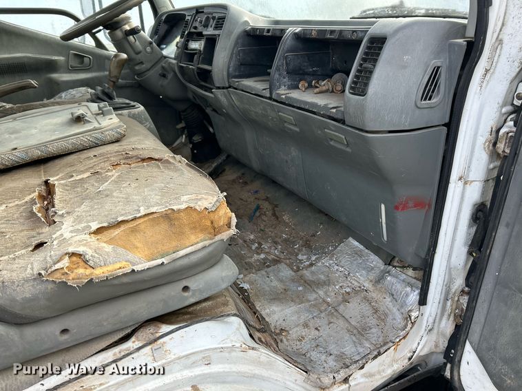 image for item NJ9725 1998 Mitsubishi FH211 flatbed truck