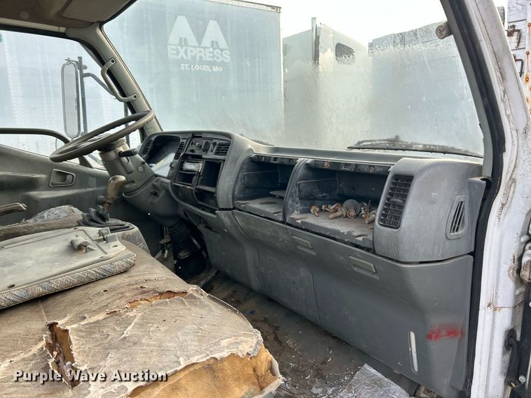 image for item NJ9725 1998 Mitsubishi FH211 flatbed truck