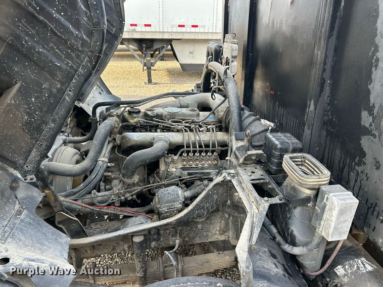 image for item NJ9725 1998 Mitsubishi FH211 flatbed truck