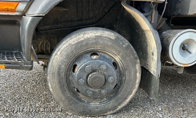 image for item NJ9725 1998 Mitsubishi FH211 flatbed truck