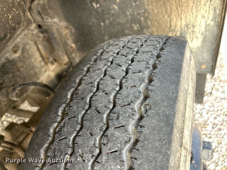 image for item NJ9725 1998 Mitsubishi FH211 flatbed truck